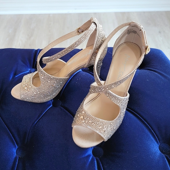 NEW. BLUE BY BETSEY JOHNSON Sage Evening Sandals in Light Gold - Picture 4 of 13